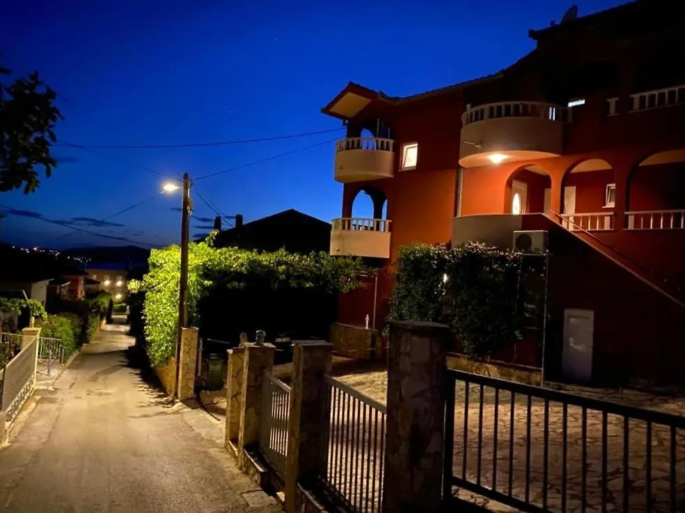 Villa Rudie With 4 Apartments Near The Sea Trogir