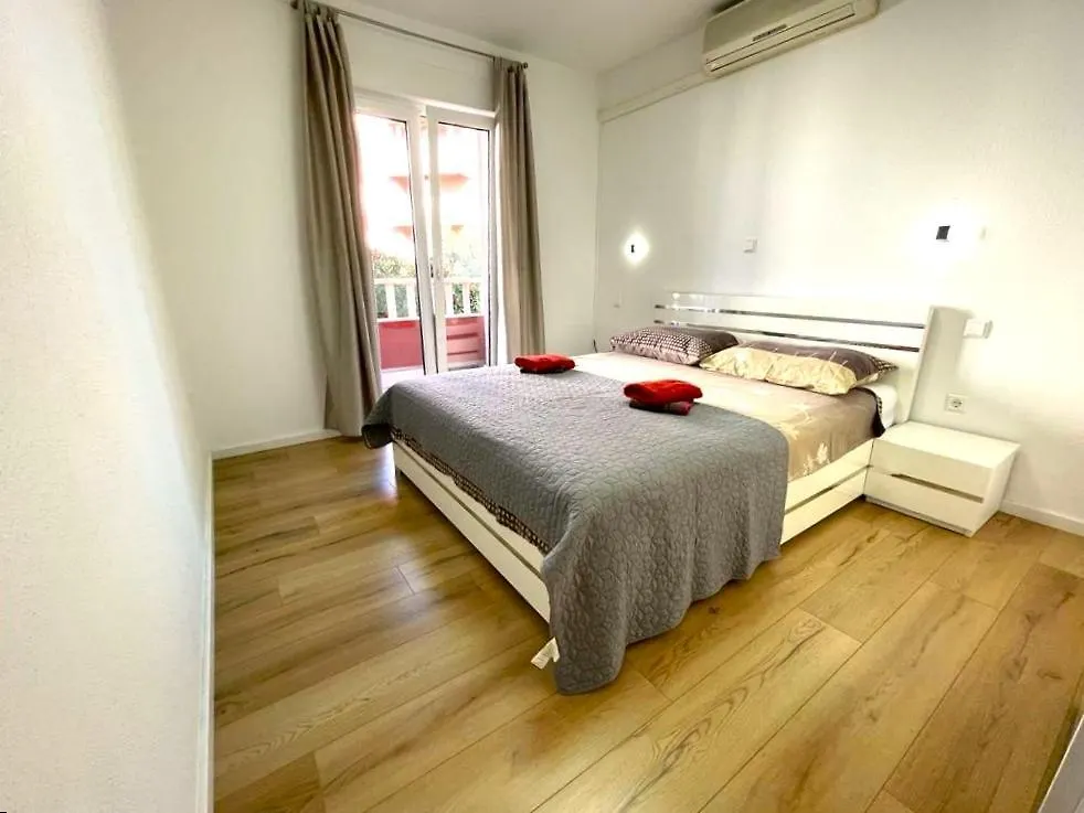 Villa Rudie With 4 Apartments Near The Sea Trogir
