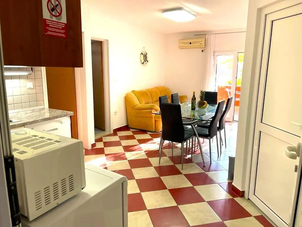 Villa Rudie With 4 Apartments Near The Sea Trogir