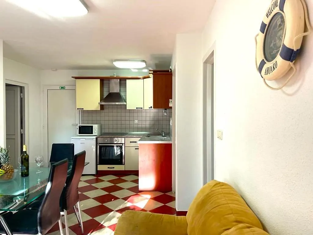 Villa Rudie With 4 Apartments Near The Sea Trogir 0*,