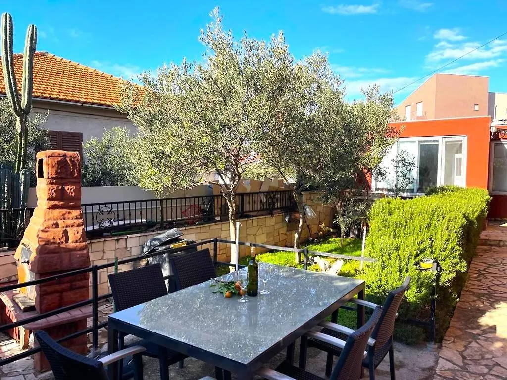 Villa Rudie With 4 Apartments Near The Sea Trogir 0*,
