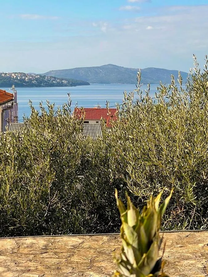 Villa Rudie With 4 Apartments Near The Sea Trogir