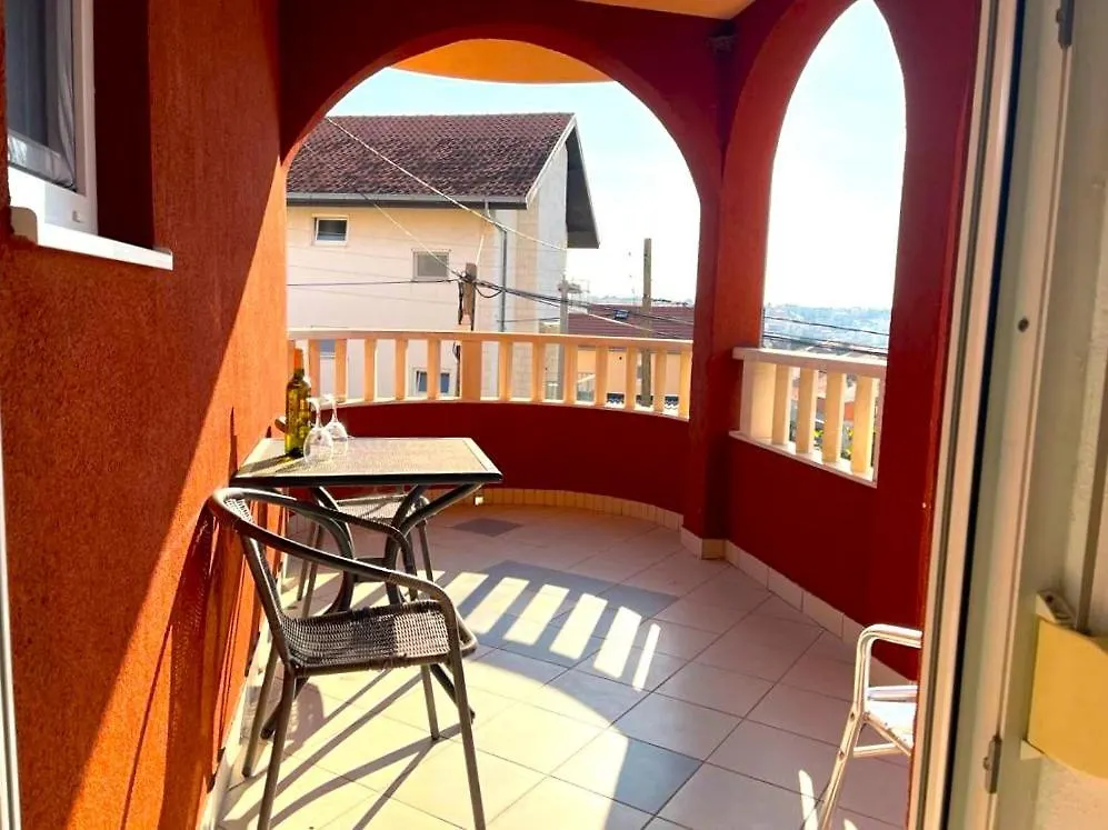 Villa Rudie With 4 Apartments Near The Sea Trogir Croatia