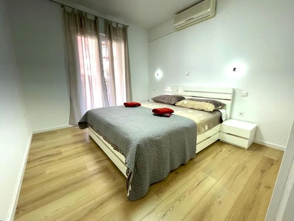Villa Rudie With 4 Apartments Near The Sea Trogir