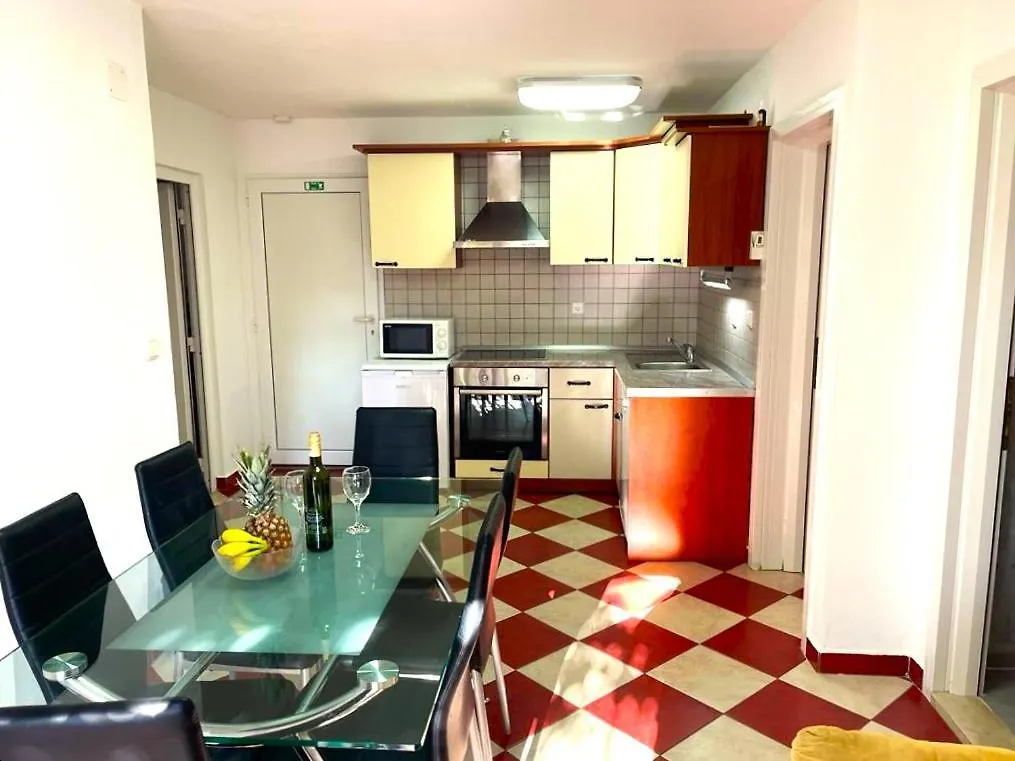Villa Rudie With 4 Apartments Near The Sea Trogir Chorvatsko