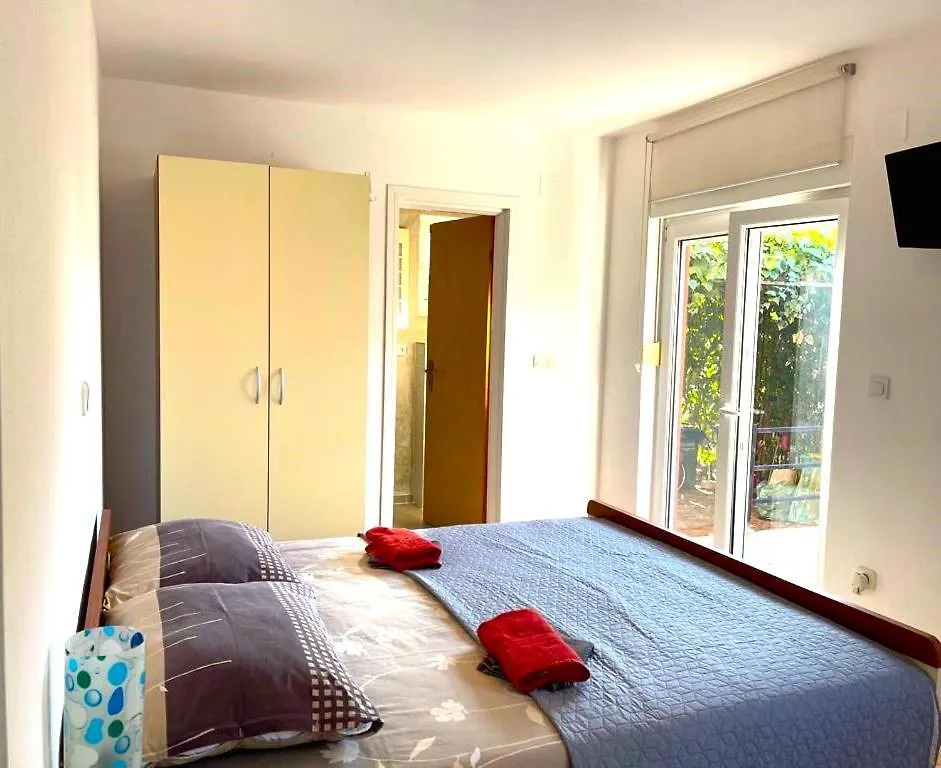 Villa Rudie With 4 Apartments Near The Sea Trogir Chorvatsko