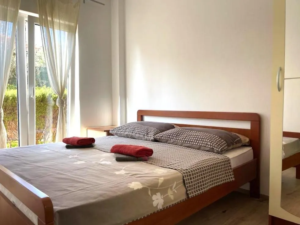 Villa Rudie With 4 Apartments Near The Sea Trogir Chorvatsko