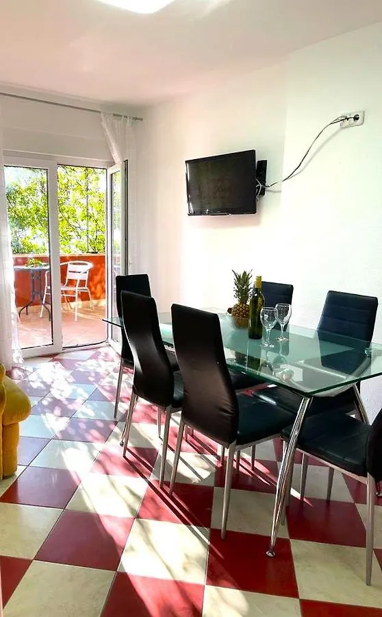 Villa Rudie With 4 Apartments Near The Sea Trogir