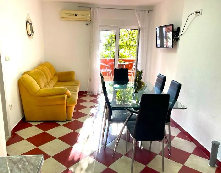 Villa Rudie With 4 Apartments Near The Sea Trogir