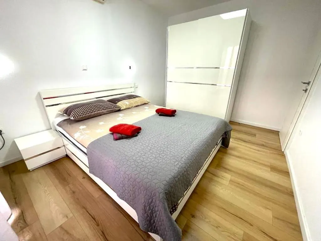 Villa Rudie With 4 Apartments Near The Sea Trogir 0*,