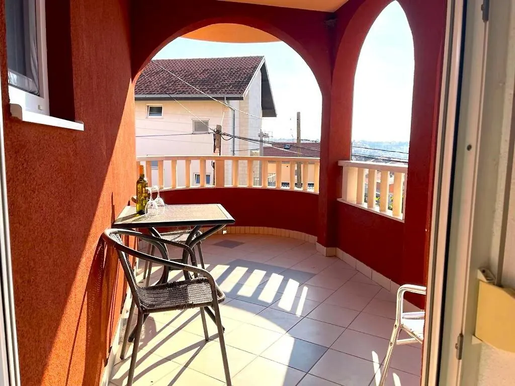 Villa Rudie With 4 Apartments Near The Sea Trogir Chorvatsko