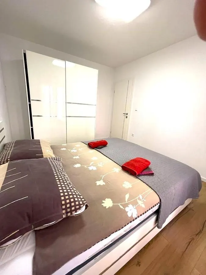Villa Rudie With 4 Apartments Near The Sea Trogir Chorvatsko